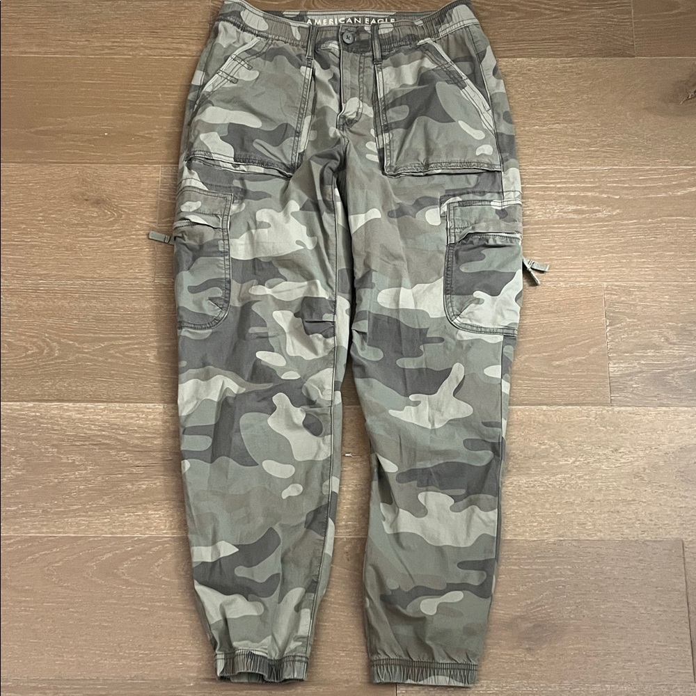 American Eagle Baggy Jogger in Camo size 4